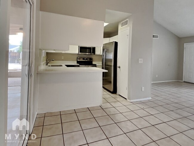 11220 N 72nd Dr in Peoria, AZ - Foto de edificio - Building Photo