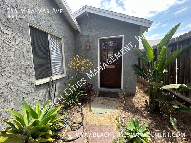 744 Mira Mar Ave in Long Beach, CA - Building Photo - Building Photo