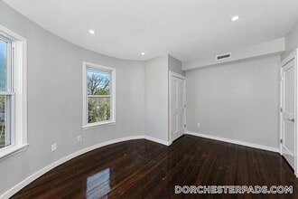 19 Chase St in Boston, MA - Foto de edificio - Building Photo