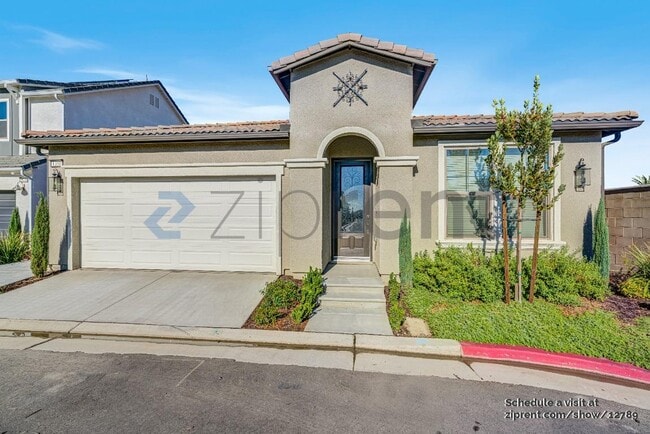1350 E Via Sentieri Dr in Fresno, CA - Building Photo - Building Photo