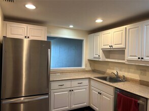 7461 W Country Club Dr N in Sarasota, FL - Foto de edificio - Building Photo