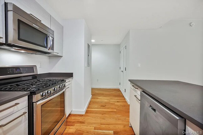 106-20 70th Ave in Queens, NY - Foto de edificio - Building Photo
