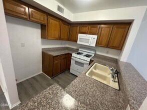 13042 Riverside Dr, Unit 104 in Los Angeles, CA - Building Photo - Building Photo