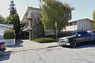 208 Santa Maria Ave in Millbrae, CA - Foto de edificio - Building Photo