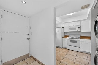 240 NW 107th Ave, Unit 104 in Miami, FL - Building Photo - Building Photo
