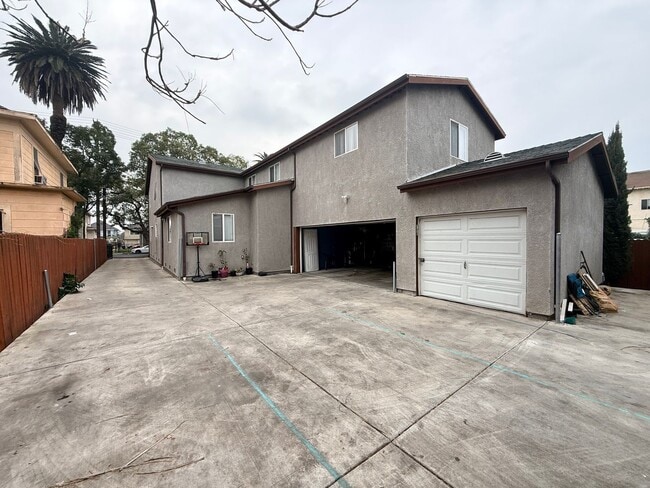 145 E 36th St in Los Angeles, CA - Building Photo - Building Photo