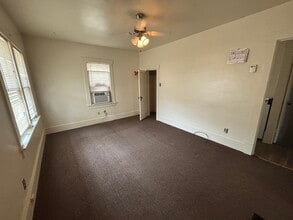 215 E 1st Ave in Hutchinson, KS - Building Photo - Building Photo