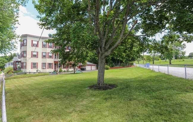 715 Belmont St-Unit -2 in Manchester, NH - Foto de edificio - Building Photo