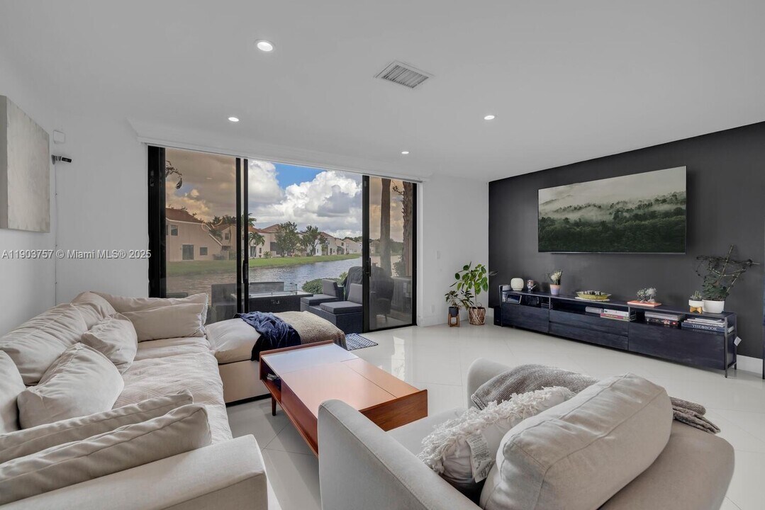 10731 NW 14th St in Plantation, FL - Building Photo