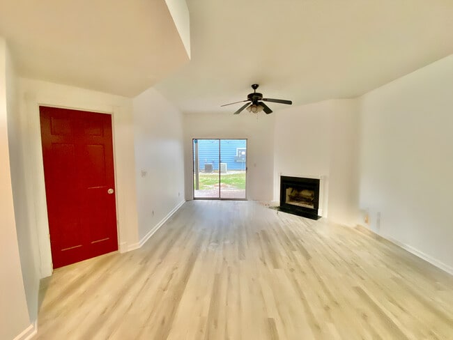 4240 Wilshire Blvd, Unit 102 in Wilmington, NC - Building Photo - Building Photo