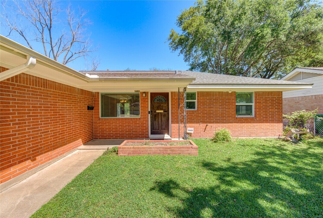 4538 Warm Springs Rd in Houston, TX - Foto de edificio