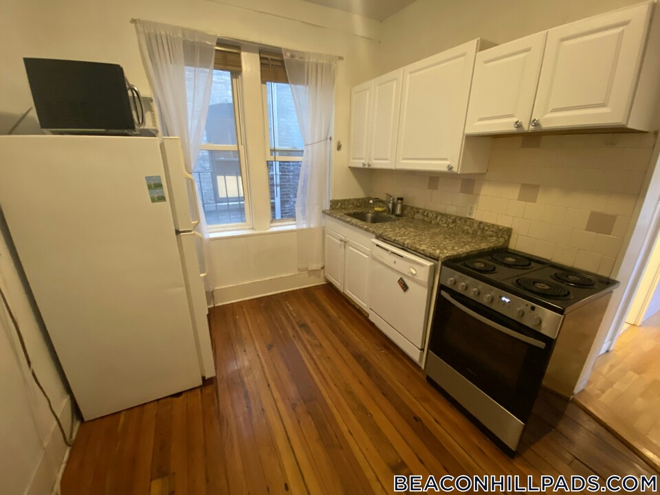 108 Myrtle St in Boston, MA - Building Photo