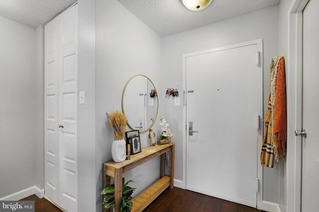 4500 S Four Mile Run Dr, Unit 407 in Arlington, VA - Foto de edificio - Building Photo