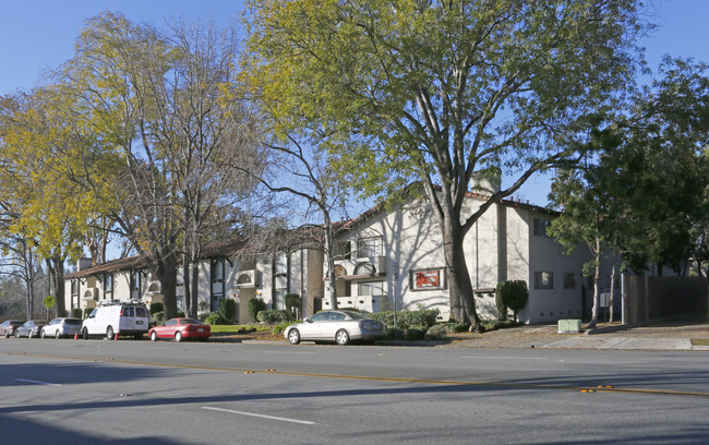 Mission Villa Apartments in San Jose, CA - Foto de edificio - Building Photo