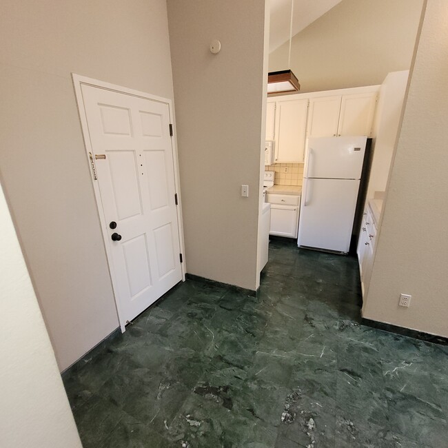 939 Laurel St, Unit 208 in San Carlos, CA - Building Photo - Building Photo