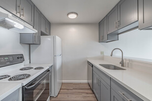 Burien Crest Apartments- 1- & 2-Bedroom Ap... in Burien, WA - Building Photo