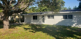 2431 Welch St in Ft. Myers, FL - Building Photo