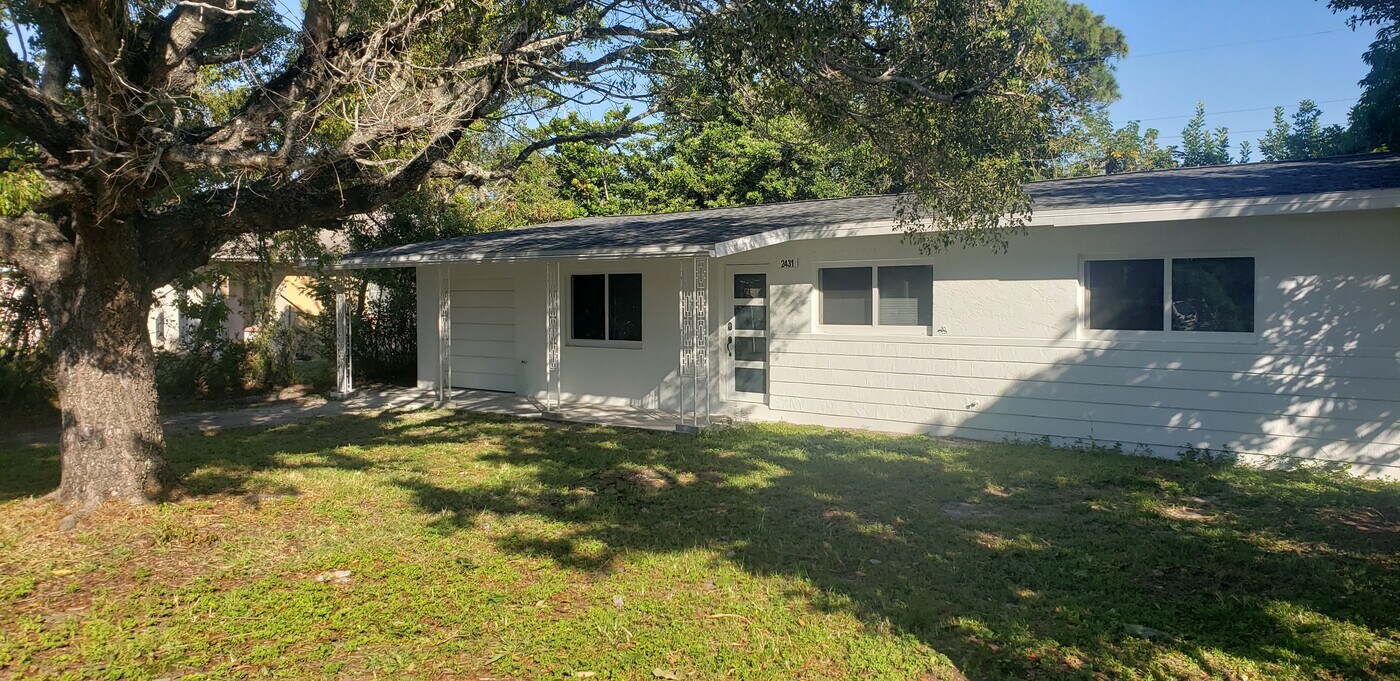 2431 Welch St in Ft. Myers, FL - Building Photo
