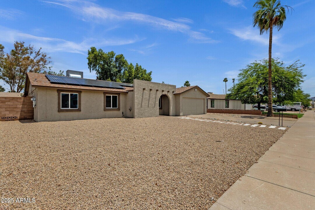 14215 N 36th Way in Phoenix, AZ - Foto de edificio