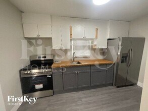 2081 Glenwood Ave SE in Atlanta, GA - Foto de edificio - Building Photo