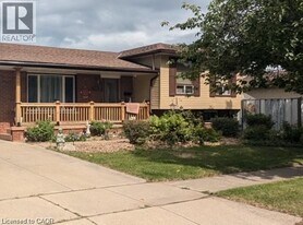 255 Celtic Dr in Hamilton, ON - Building Photo