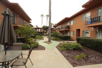 Parkway Palm Apartments in Chula Vista, CA - Building Photo - Building Photo