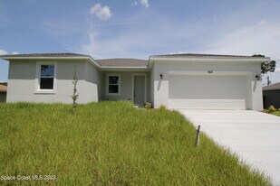 743 Andrew St SE in Palm Bay, FL - Building Photo
