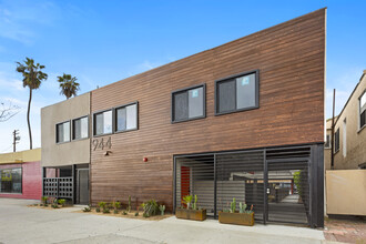 944 Pacific Ave in Long Beach, CA - Building Photo - Primary Photo