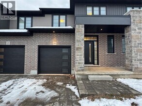 3025 Doyle Dr. in London, ON - Building Photo - Building Photo