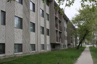 9208-9106 106 Ave NW in Edmonton, AB - Building Photo