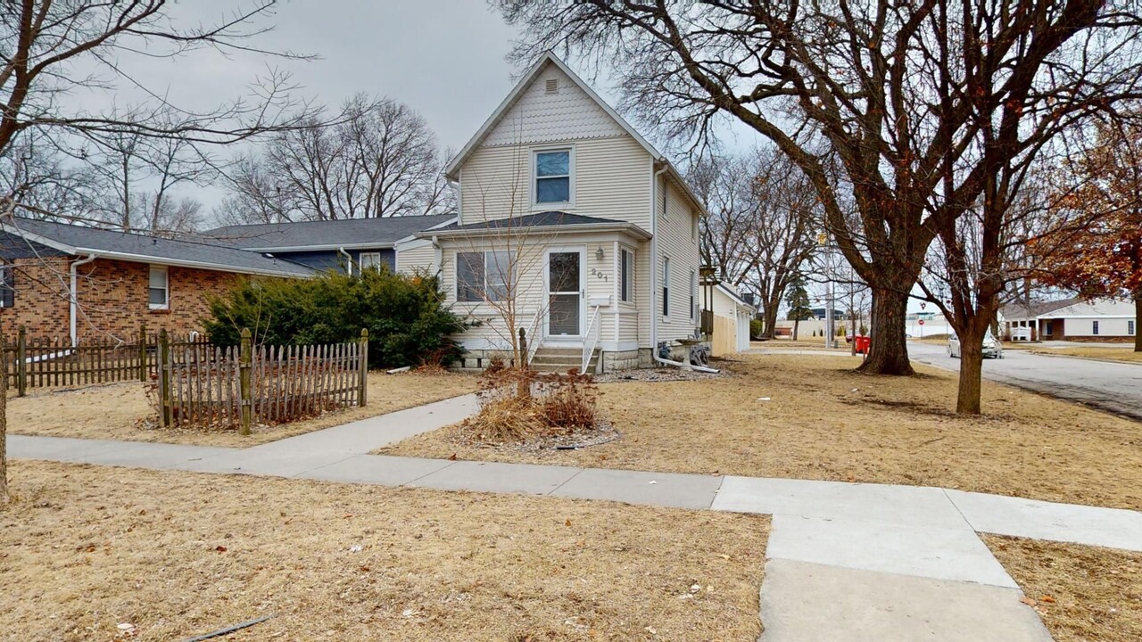 201 Washington Ave in Ames, IA - Building Photo