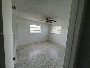 887 W 29th St in Hialeah, FL - Foto de edificio - Building Photo
