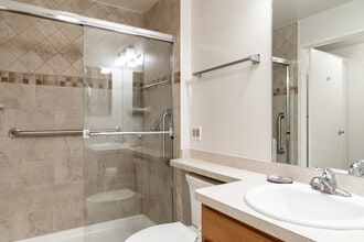 Allegria Village in Dearborn, MI - Foto de edificio - Interior Photo