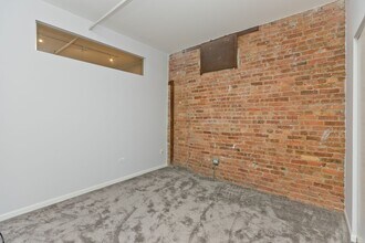520 W Huron St, Unit 206 in Chicago, IL - Building Photo - Building Photo