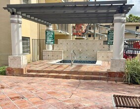 10431 N Kendall Dr in Miami, FL - Building Photo - Building Photo