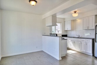 6668 Del Playa Dr in Isla Vista, CA - Foto de edificio - Building Photo