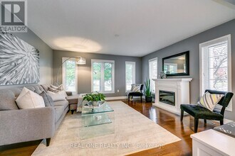 368 Kittridge Rd in Oakville, ON - Building Photo - Building Photo