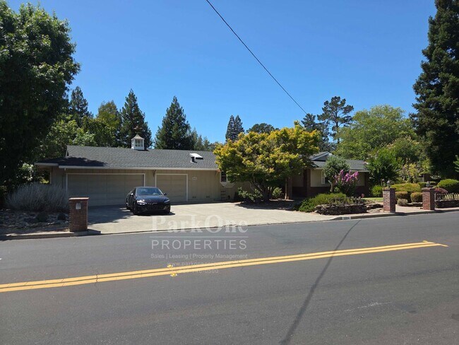 2994 Roundhill Rd in Alamo, CA - Building Photo - Building Photo