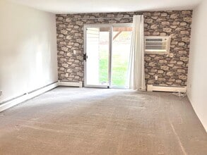 4 Carillon Dr in Rocky Hill, CT - Building Photo - Building Photo