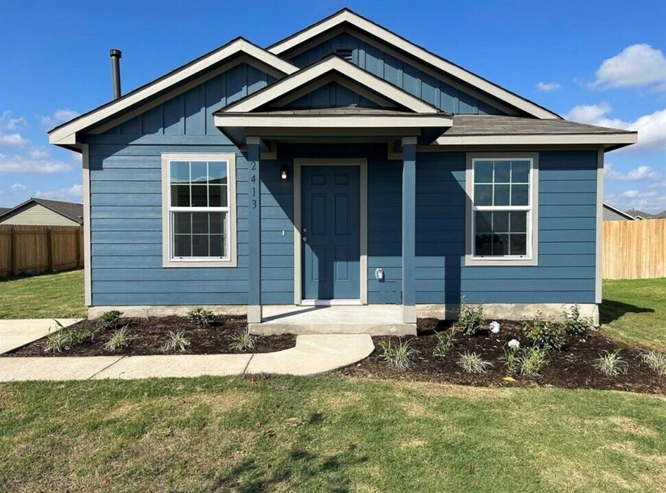 2413 Windrow Ln in Lockhart, TX - Building Photo