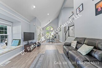 100 Chatsworth Cir in Schaumburg, IL - Building Photo - Building Photo