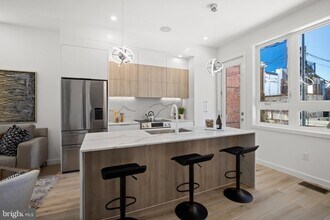 808 13th St NE, Unit H Street Condo in Washington, DC - Foto de edificio - Building Photo
