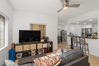11531 Riverside Dr, Unit 209 in North Hollywood, CA - Building Photo - Building Photo