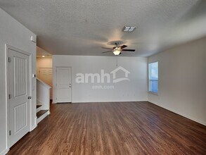 2726 Wolfcreek in Canyon Lake, TX - Foto de edificio - Building Photo