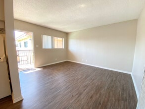 Le Chateau Apartments in Lynwood, CA - Building Photo - Building Photo