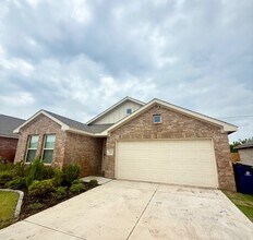 3733 Palmetto Blf Dr in Mustang, OK - Building Photo - Building Photo