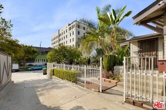 810 S Gramercy Dr in Los Angeles, CA - Building Photo - Building Photo