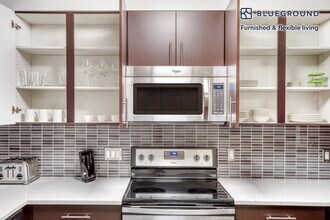 10555 Main St-Unit -FL3-ID528 in Bellevue, WA - Building Photo - Building Photo