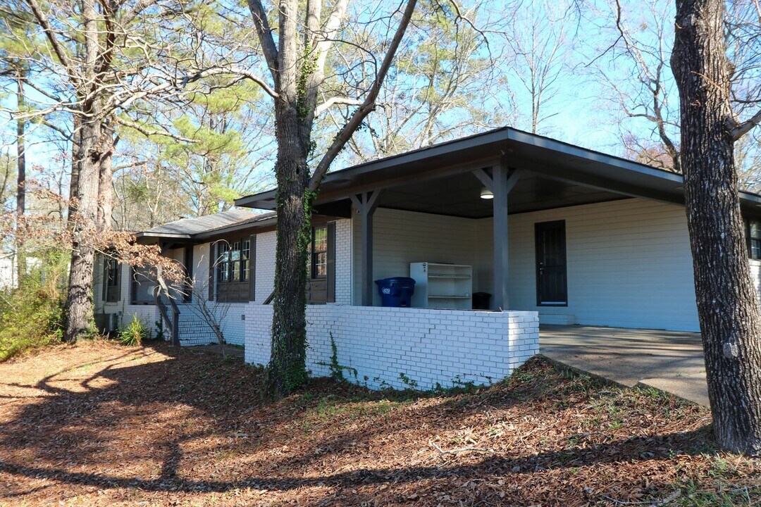 1100 Martin St N in Pell City, AL - Building Photo