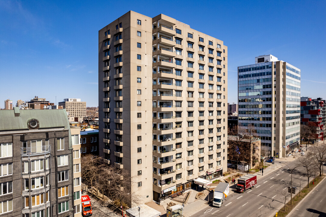 Résidence Mont-Carmel in Montréal, QC - Building Photo